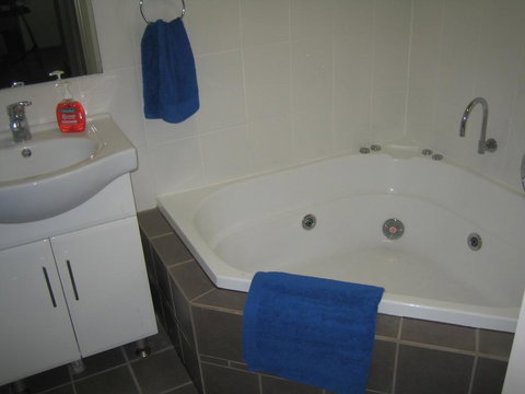 Showgrounds Cottage Naracoorte - Kempsey Accommodation 3