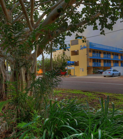 Sky View Units Bowen - Kempsey Accommodation 3