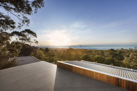 Skyluxe Luxury Retreat With Water Views And Deluxe Interior From Every Room - Kempsey Accommodation 1