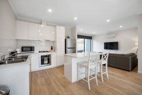Sleek, Modern Capel Sound! - Kempsey Accommodation 0