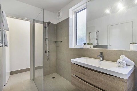 Spacious Apartment Within Minutes Of Acland Street - Kempsey Accommodation 2