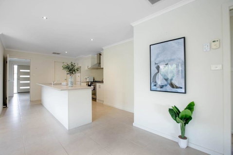 Spacious Lovely 5Beds Home@Point Cook - Kempsey Accommodation 3