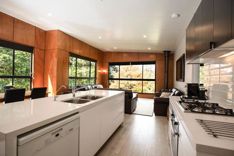Springbrook25 Upper Apartment - Kempsey Accommodation 2