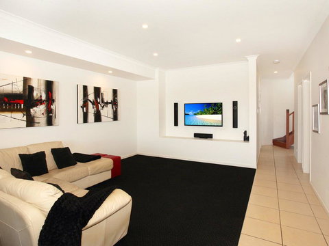 St Lucia 11 - 4 BDRM Canal Home With Pool - Kempsey Accommodation 2