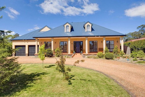 Stately Bowral Designer Home - Kempsey Accommodation 0