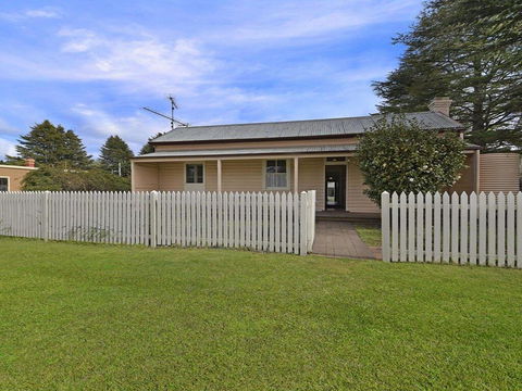 Station Masters Cottage - Classic Quaint & Nostalgia - Kempsey Accommodation 0