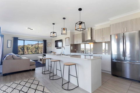 STELLAVISTA - 4 Bedrooms, Free Wifi, Views - Kempsey Accommodation 0