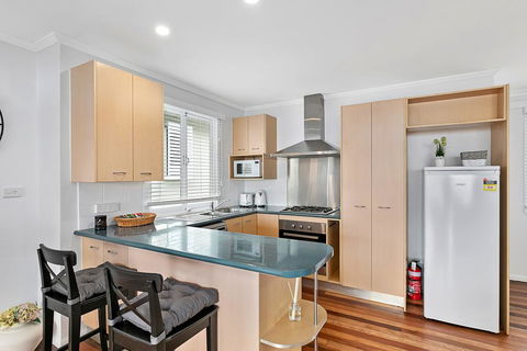 Stunning Family Escape On The Point With Bay Views - Kempsey Accommodation 1