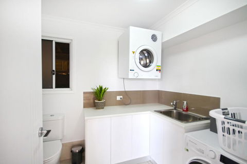 STUNNING HOME WITH SPECTACULAR VIEWS AND CLOSE TO THE BEACH - Kempsey Accommodation 1
