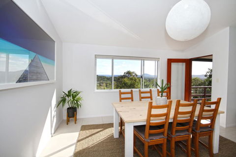 STUNNING HOME WITH SPECTACULAR VIEWS AND CLOSE TO THE BEACH - Kempsey Accommodation 2