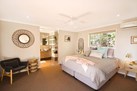 STUNNING HOME WITH SPECTACULAR VIEWS AND CLOSE TO THE BEACH - Kempsey Accommodation 3