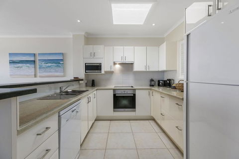 Stunning Top Floor Sunshine Beach Getaway! Unit 7 Vista Pacific 12 Bryan Street - Kempsey Accommodation 3