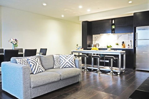 STYLISH 2BR 2BTH + CAR = HEART OF SOUTH YARRA - Kempsey Accommodation 2