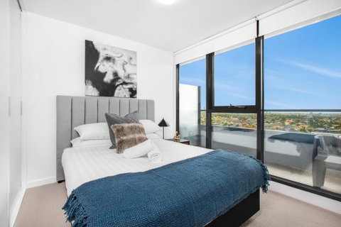 Stylish One-Bed Apartment With Balcony And Parking - Kempsey Accommodation 1