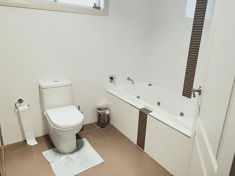 Stylish Private Bathroom-Luxurious Modern Big Home - Kempsey Accommodation 2