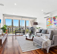 Stylish Saint Kilda Pad. walk to beach and cafes luna park