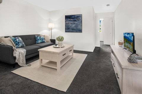 Stylish Split Level Apartment 13 Minutes From City - Kempsey Accommodation 0