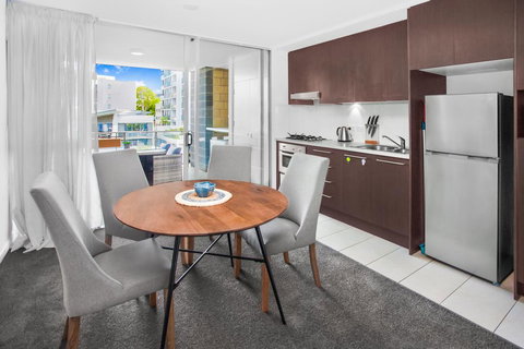Stylish Split Level Apartment 13 Minutes From City - Kempsey Accommodation 1