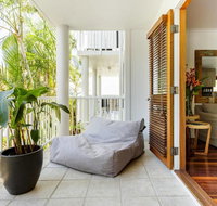 Stylish Tropical Oasis Apartment with Hot Tub and Four Pools - Kempsey Accommodation