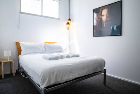 Stylish Warehouse Convert 2 Bedroom Apartment - Kempsey Accommodation 3