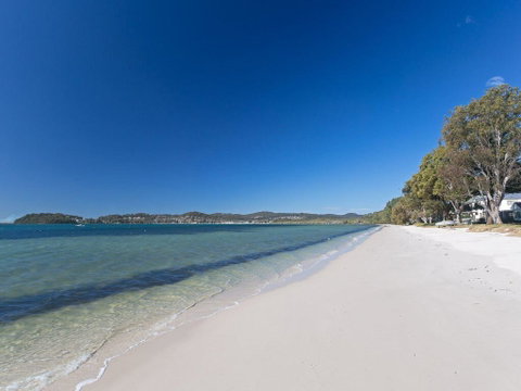 Sunrise Waters', 2/63 Soldiers Point Road - Stunning Waterfront Property - Kempsey Accommodation 2