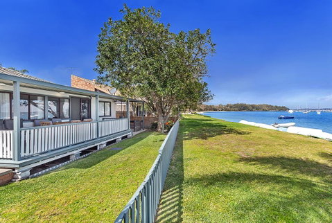 Sunset Beach House - Soldiers Point Sleeps 9 - Kempsey Accommodation 1