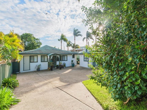 Sunset Beach House - Soldiers Point Sleeps 9 - Kempsey Accommodation 2