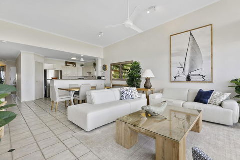 Sunshine Beach Penthouse With Beach Views - Unit 9/21 Park Crescent, Sunshine Beach - Kempsey Accommodation 2