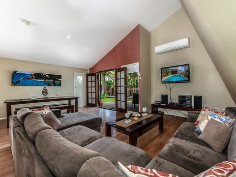 Surf Club House, Pet Friendly, Sunshine Coast, Holiday House, Marcoola - Kempsey Accommodation 2