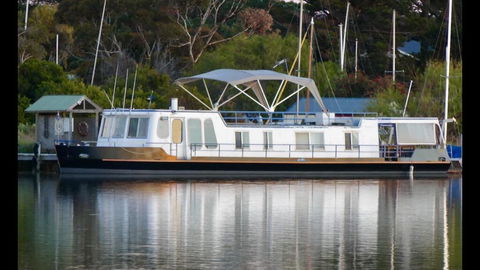 Swamp Fox Luxury 2BR Dutch Barge - Kempsey Accommodation 2