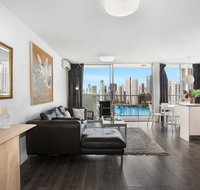 Sweeping Views of Surfers Paradise and Chevron Island - Kempsey Accommodation