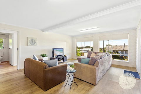 TASSIE SEASIDE SERENITY - L'Abode Accommodation - Kempsey Accommodation 1