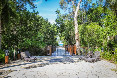 Temple 121 Modern Spacious Palm Cove 2 Brm 2 Bth Resort Apartment With Courtyard - Kempsey Accommodation 1