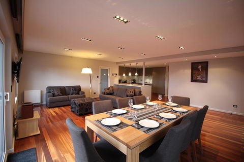 Sunny 3 Bedroom Apartment In Sandy Bay - Kempsey Accommodation 0