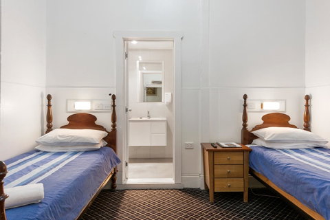 Empire Hotel Queenstown - Kempsey Accommodation 4