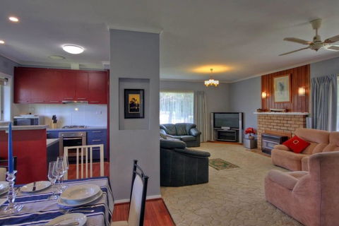 Jacaranda House - Kempsey Accommodation 2