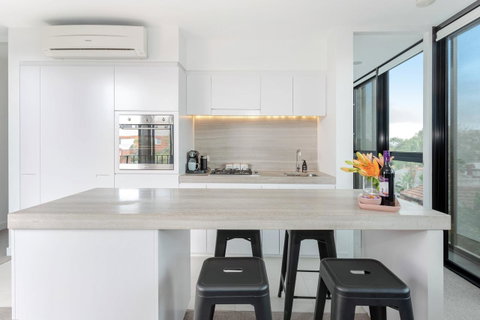 Modern Apartment In The Heart Of St Kilda - Kempsey Accommodation 0