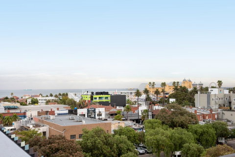 Modern Apartment In The Heart Of St Kilda - Kempsey Accommodation 22