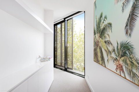 Modern Apartment In The Heart Of St Kilda - Kempsey Accommodation 1