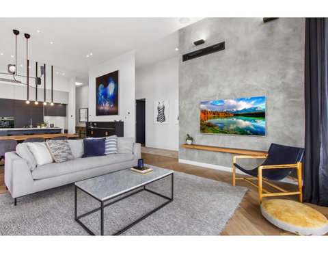 Ultimate Luxury Penthouse From The Block - Kempsey Accommodation 10