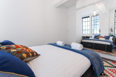 Spacious Designer Warehouse Melbourne CBD Apartment - Kempsey Accommodation 7