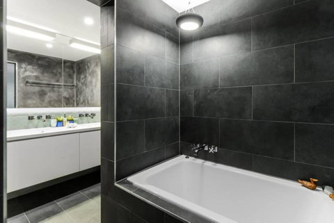 Spacious Designer Warehouse Melbourne CBD Apartment - Kempsey Accommodation 11