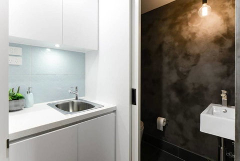 Spacious Designer Warehouse Melbourne CBD Apartment - Kempsey Accommodation 10