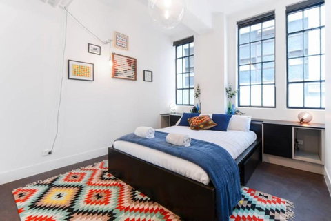 Spacious Designer Warehouse Melbourne CBD Apartment - Kempsey Accommodation 4