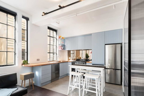 Spacious Designer Warehouse Melbourne CBD Apartment - Kempsey Accommodation 3