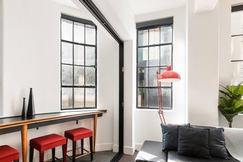 Spacious Designer Warehouse Melbourne CBD Apartment - Kempsey Accommodation 14