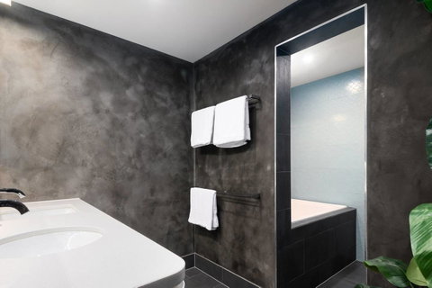 Spacious Designer Warehouse Melbourne CBD Apartment - Kempsey Accommodation 12