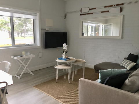 The Wheelhouse - 2BR Waterfront Apt In Town - Kempsey Accommodation 1