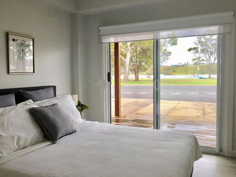 The Wheelhouse - 2BR Waterfront Apt In Town - Kempsey Accommodation 3