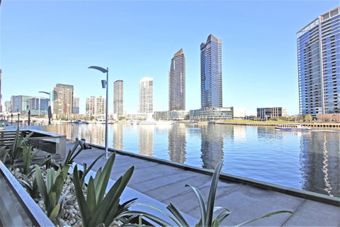 Auzzie Apartments Docklands, Melbourne - Kempsey Accommodation 1